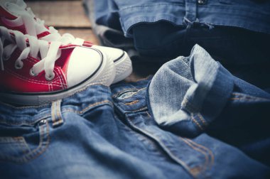 spor ayakkabı, spor ayakkabı, kot kot