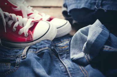 Spor ayakkabı ve kot pantolon