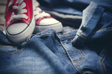 Spor ayakkabı ve kot pantolon