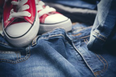 Spor ayakkabı ve kot pantolon