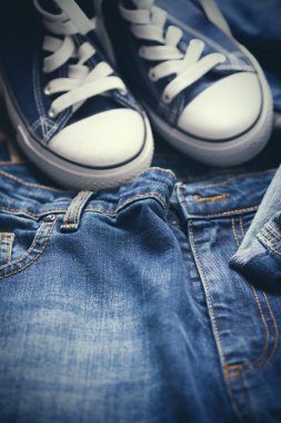 Spor ayakkabı ve kot pantolon