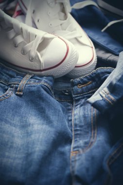 Spor ayakkabı ve kot pantolon