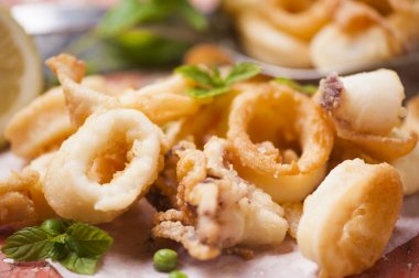 Kızarmış kalamar halkaları