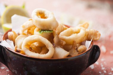 Kızarmış kalamar halkaları