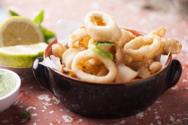 Kızarmış kalamar halkaları