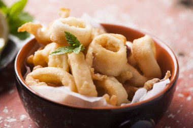 Kızarmış kalamar halkaları