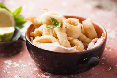 bir kapta limon ile kızarmış kalamar