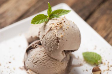 Taze Fındıklı Dondurma bir plaka üzerinde kapat