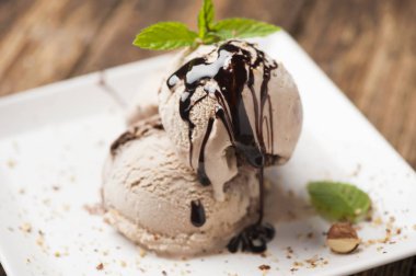 Taze Fındıklı Dondurma bir plaka üzerinde kapat