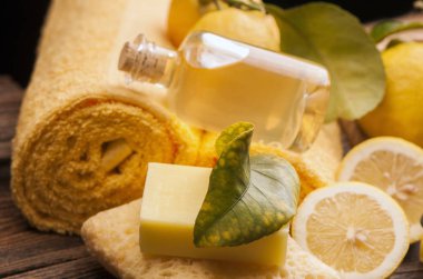 limon uçucu yağ ve limon meyve ahşap tahta üzerinde
