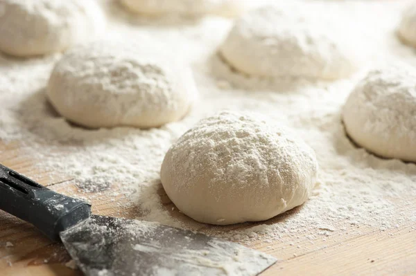 Balls of dough covered with wheat flour ready for baking — Stock Photo, Image