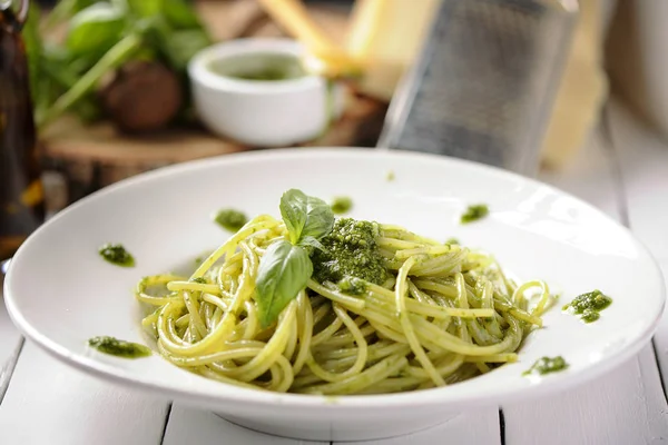 Vynikající italské těstoviny s pestem Ligurské a piniovými oříšky — Stock fotografie