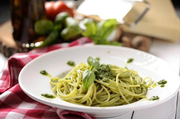 Läcker italiensk pasta med ligurisk pesto och pinjenötter — Stockfoto