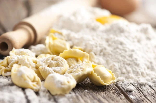 Tortellini těstoviny s pšenice a mouky — Stock fotografie