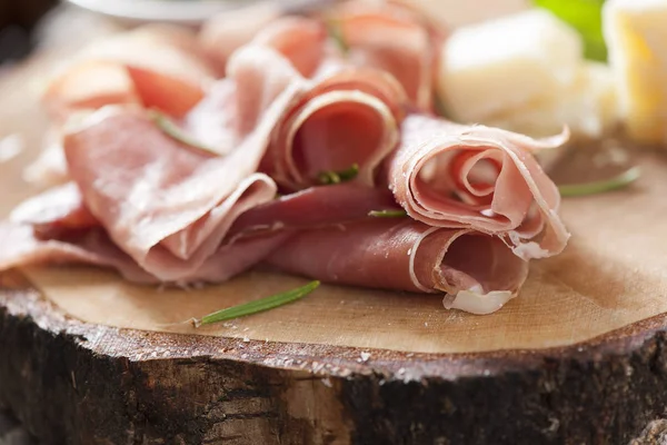 Antepasto italiano com presunto de parma — Fotografia de Stock