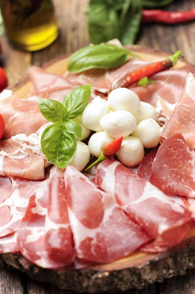 Italienska antipasto med mozzarellaost — Stockfoto