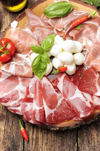 Italienska antipasto med mozzarellaost — Stockfoto