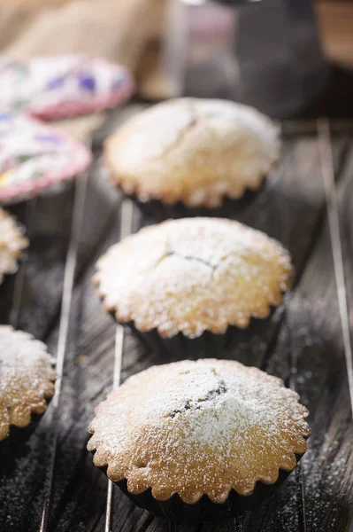 Csokoládé muffin barna szalvéta és rusztikus, fából készült asztal — Stock Fotó