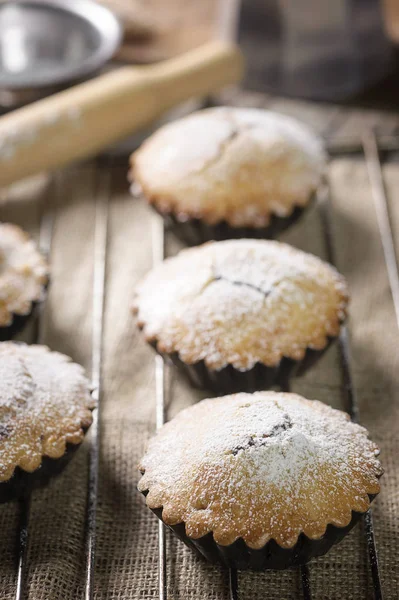 Çikolata muffin kahverengi peçete ve rustik ahşap masa