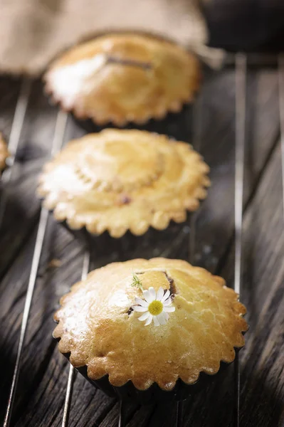 Çikolata muffin kahverengi peçete ve rustik ahşap masa