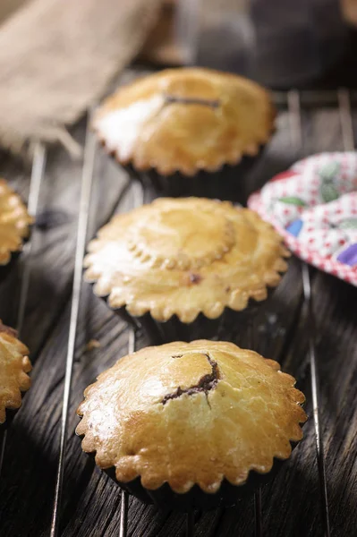 Çikolata muffin kahverengi peçete ve rustik ahşap masa