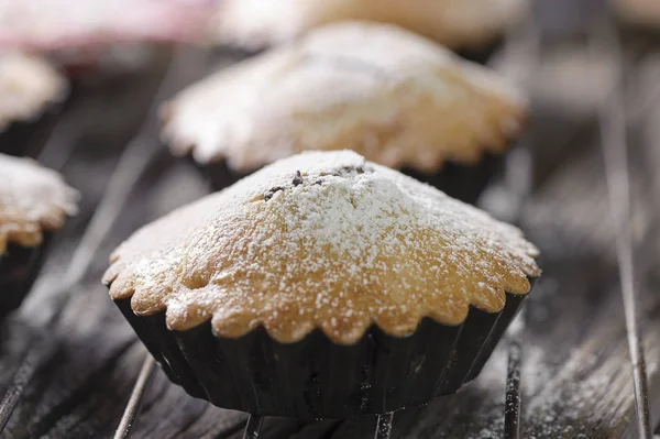 Chocolade muffin op bruin servet en rustieke houten tafel — Stockfoto