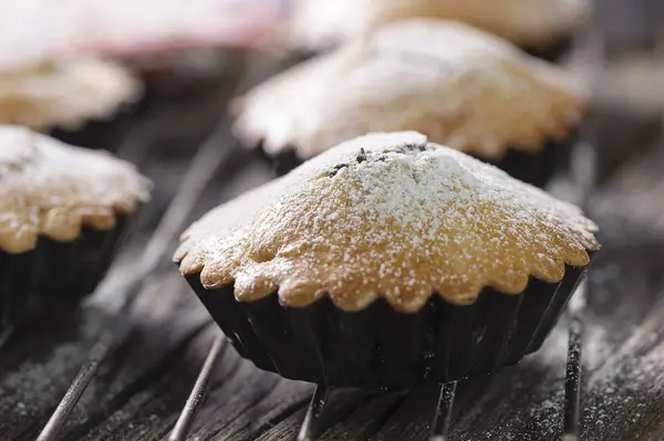 Chocolade muffin op bruin servet en rustieke houten tafel — Stockfoto