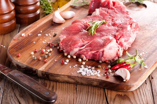 Carne de res jugosa cruda t-bone steak — Foto de Stock