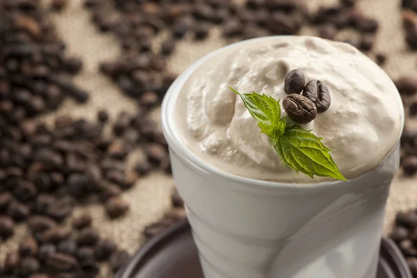 Frappucino misturado gelado, grãos de café — Fotografia de Stock