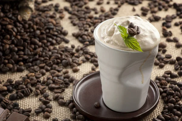 Frappucino misturado gelado, grãos de café — Fotografia de Stock