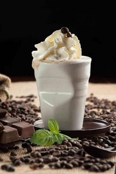 Frappucino misturado gelado, grãos de café — Fotografia de Stock