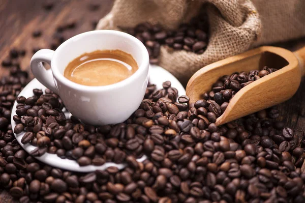 Kaffe kopp närbild över mörk rostade kaffebönor — Stockfoto