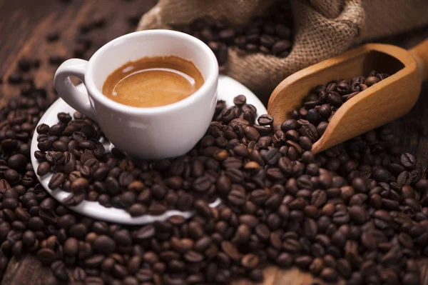 Koffie op de koffiebonen achtergrond — Stockfoto