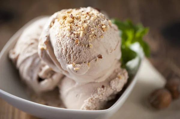 Čerstvé lískové oříšky zmrzlina na talíři zblízka — Stock fotografie