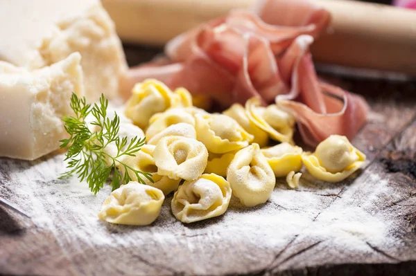 Tortellini cru caseiro — Fotografia de Stock