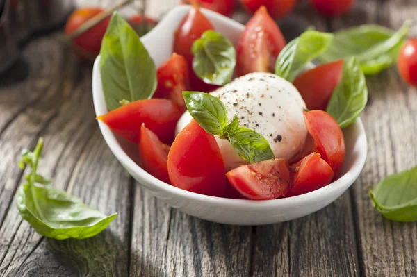 Salade Caprese sur table en bois — Photo