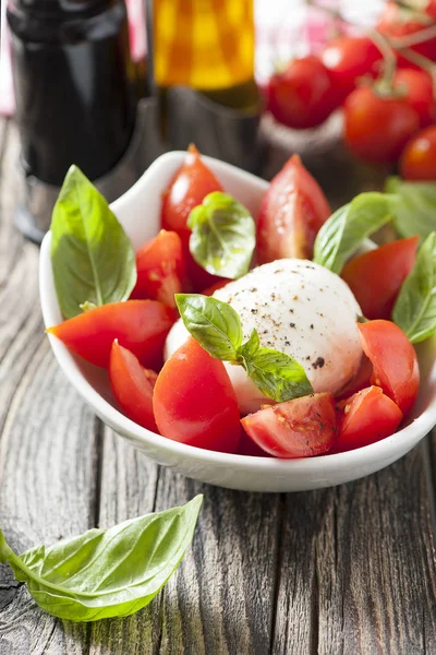 Salade Caprese sur table en bois — Photo