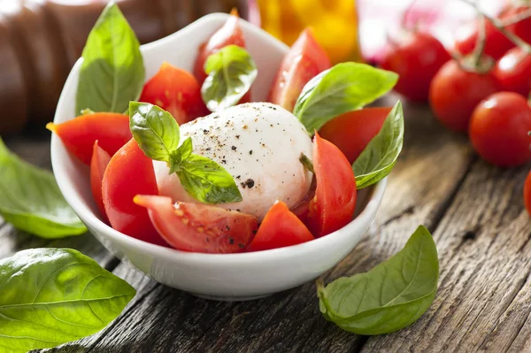 Salade Caprese sur table en bois — Photo