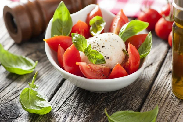 Salade Caprese sur table en bois — Photo