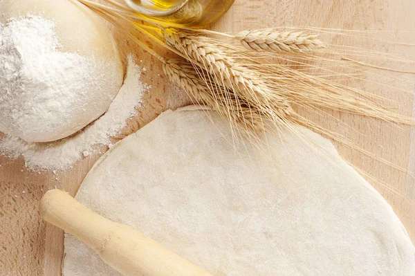 Eski tahta üzerinde taze hamur