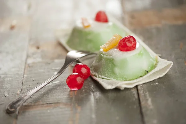 ahşap masa üzerinde cassata Sicilya