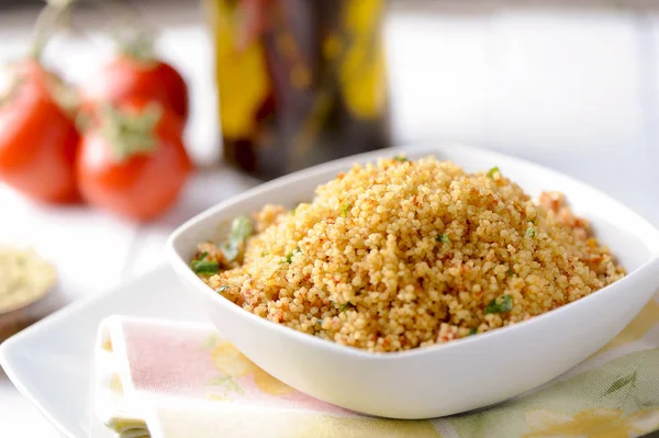 Couscous met vis in een kom — Stockfoto