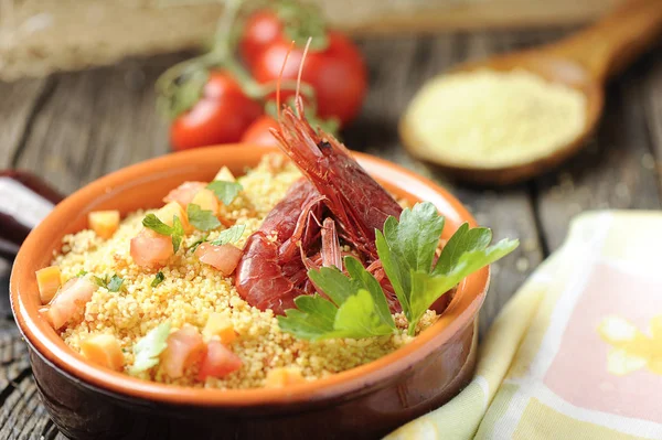 Couscous med fisk och skaldjur i en skål — Stockfoto