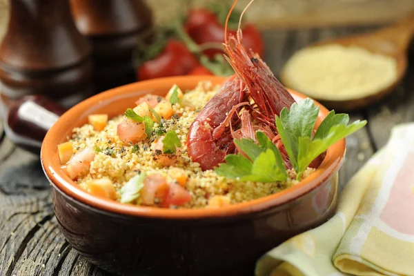 Couscous med fisk och skaldjur i en skål — Stockfoto