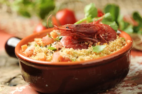 Couscous med fisk och skaldjur i en skål — Stockfoto