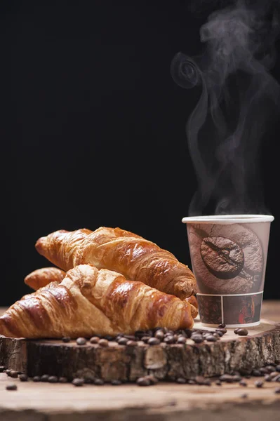 Café dans une tasse en verre avec croissants et grains de café — Photo