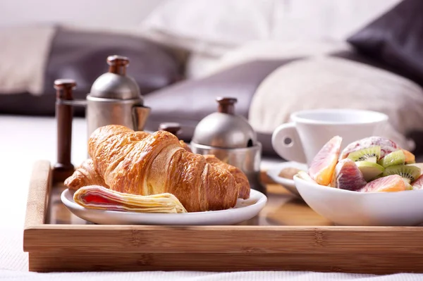 Plateau de petit déjeuner dans une chambre d'hôtel — Photo