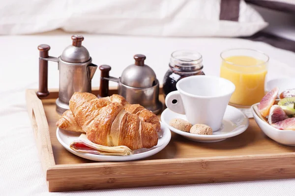 Plateau de petit déjeuner dans une chambre d'hôtel — Photo