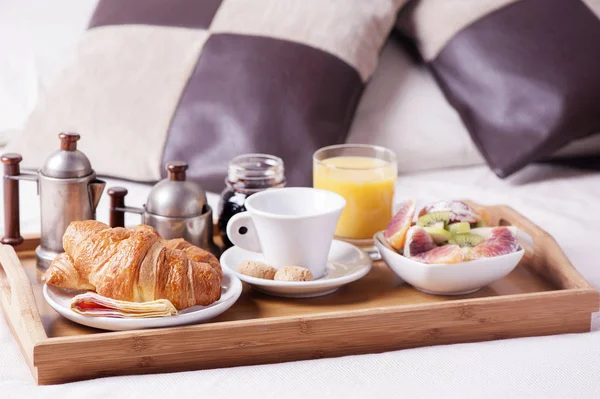 Plateau de petit déjeuner dans une chambre d'hôtel — Photo