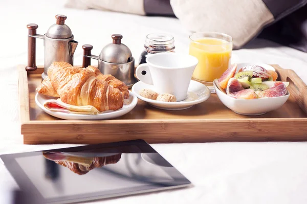 Plateau de petit déjeuner dans une chambre d'hôtel — Photo